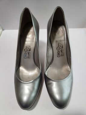 Salvatore Ferragamo Vintage Leather Pumps In Metallic Silver Size 8